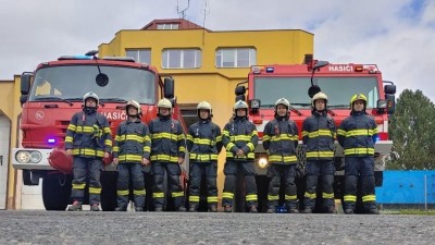 PRÁVĚ TEĎ: Hasiči po celé zemi vyjeli před stanice, uctívají památku dvou mrtvých kolegů