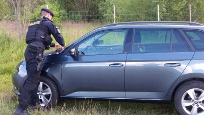 Kladenští policisté kontrolovali vozidla, zaparkována nedaleko lesních a polních cest