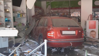 V centru Rakovníku vjelo auto výlohou do lékárny