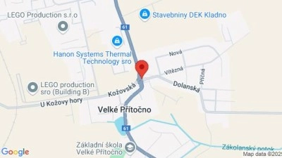 Ve Velkém Přítočně narazilo auto do zdi