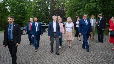 Na zámku v Lánech jsou volně k vidění prezidentská auta. Na zahájení výstavy nechyběl ani prezident Petr Pavel s první dámou