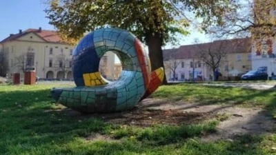 Socha Setkání se ve Slaném stěhuje před školu