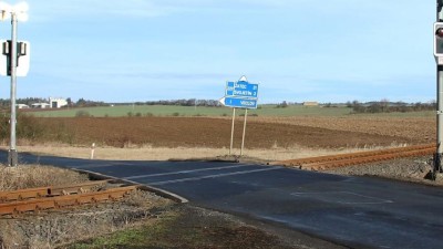 Nehoda na přejezdu na Rakovnicku. Řidiče transportoval vrtulník