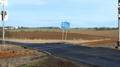 Nehoda na přejezdu na Rakovnicku. Řidiče transportoval vrtulník