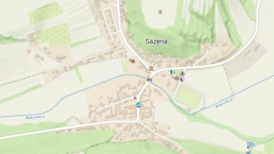 U Sazené narazil motorkář do auta