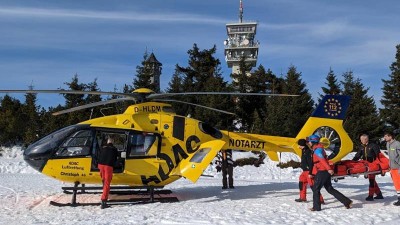 Jarní prázdniny v Krušných horách: Pětiletý kluk spadl na hlavu a zůstal v bezvědomí