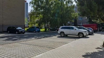 Úprava obytného bloku Ostrovec se blíží do konečné fáze. Místo čeká ještě frézování a položení asfaltu i dopravní omezení