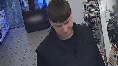 VIDEO: Mlad&iacute;ka hled&aacute; zlonick&aacute; policie. Podv&aacute;děl na internetu