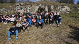 Studenti a &scaron;kol&aacute;ci obnovuj&iacute; vz&aacute;cnou&nbsp;Netovickou str&aacute;ň, projekt zaujal i prezidenta