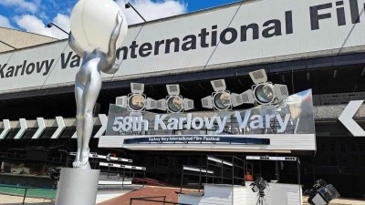 Svátek filmu začal! Které hvězdy a kdy můžete potkat na festivalu v Karlových Varech?