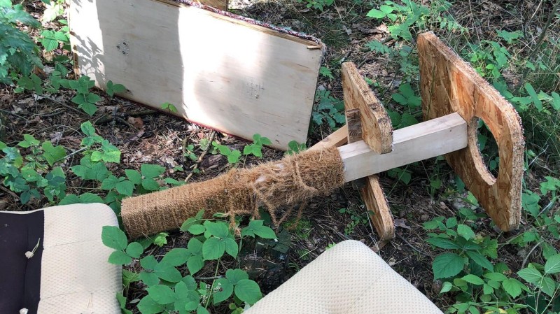 Komu patří tyhle věci? Neznámý člověk navozil do lesa u Lán odpad