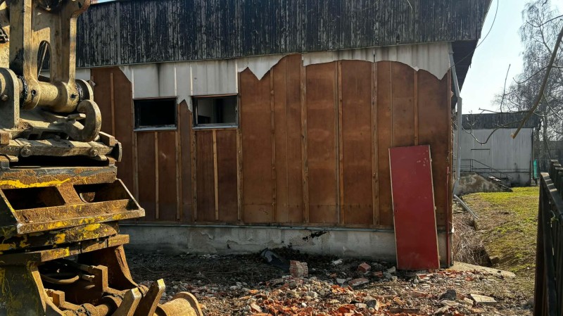 Azbest ve &scaron;kole v Unho&scaron;ti. Stavebn&iacute; firma trhala desky, i když tu&scaron;ila, že jde o azbest