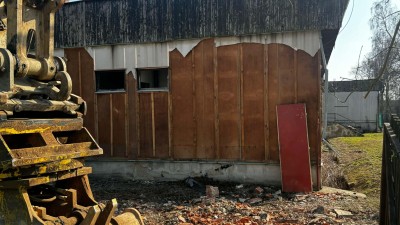 Azbest ve &scaron;kole v Unho&scaron;ti. Stavebn&iacute; firma trhala desky, i když tu&scaron;ila, že jde o azbest