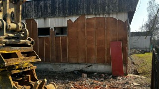 Azbest ve škole v Unhošti. Stavební firma trhala desky, i když tušila, že jde o azbest