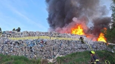 Třináct jednotek v akci. Hoří skládka v Rynholci