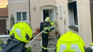 V Buštěhradě hořelo. Hasiči zachránili jednu osobu