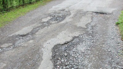 Silničáři budou i nadále opravovat vytlučené silnice ve městě