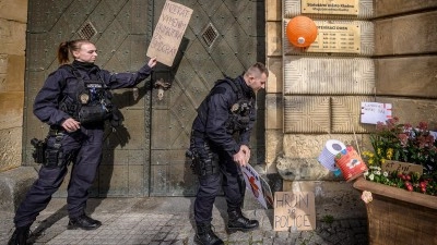 Na dvě stovky demonstrantů přijelo pět policejních aut. U brány radnice chtěli nechat lampiony