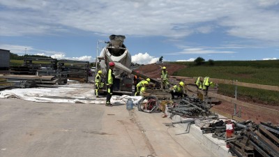 Ministr zkontroloval stavbu d&aacute;lnice u Knov&iacute;ze