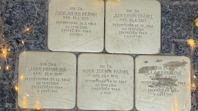 Na Kladně odhalili dal&scaron;&iacute; kameny zemřel&yacute;ch