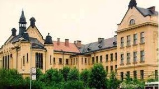 Kladenské gymnázium trápí olovo ve vodě. Děti nemohou pít kohoutkovou