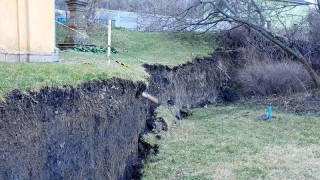 Kvůli podmáčené půdě popadalo i několik stromů a poškodilo se potrubí. Foto: Michal Hrdlička