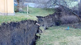 Kvůli podmáčené půdě popadalo i několik stromů a poškodilo se potrubí. Foto: Michal Hrdlička