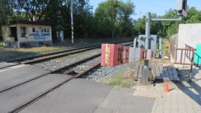 Trať z Kladna na Kralupy stála. Uražená závora ve Zvoleněvsi se nepotvrdila