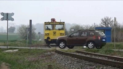 Neznáte ho? V Černuci dnes přejelo auto na závorách těsně před drezínou