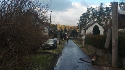 Silný vítr zaměstnal hasiče u desítek událostí. Následky budou likvidovat celý den