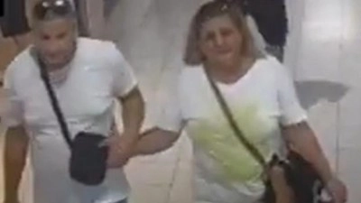 VIDEO: Okradli seniorku v obchodě v Italské. Nepoznáváte je?