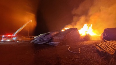 VIDEO: Požár v Poldovce: Hasiči zůstávají na místě