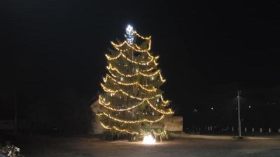 Ve Zlonicicích rozsvěceli vánoční strom online