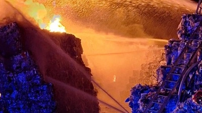 Peklo v Rynholci. Požár skládky se stále nedaří dostat pod kontrolu