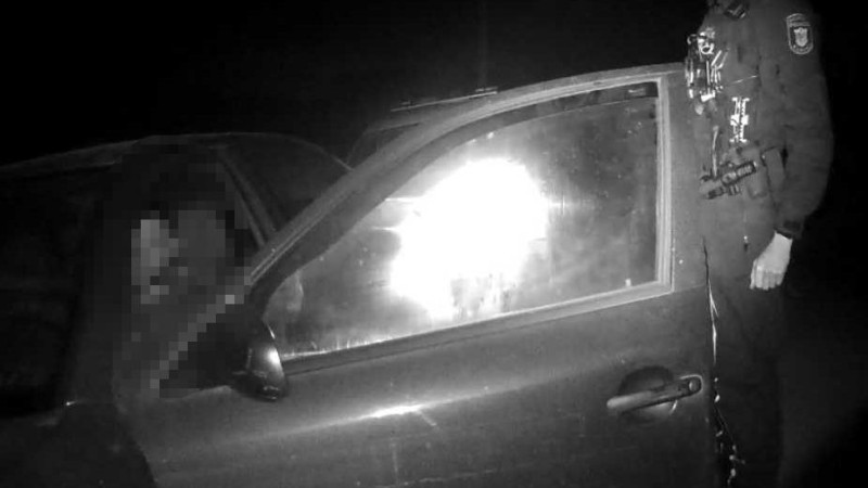 Dva řidiči bez řidičáků, jeden se chtěl vyměnit za spolujezdkyni