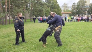 Děti ze Základní školy v Norské ulici strávily odpoledne s Městskou policií Kladno, hlavní hvězdou byl služební pes Ury