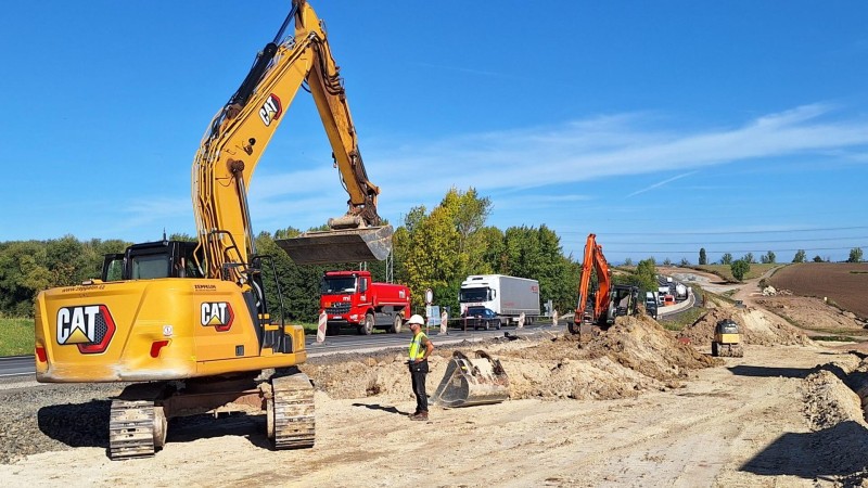Na stavbě středočeské dálnice D7 pracuje denně až 200 dělníků 