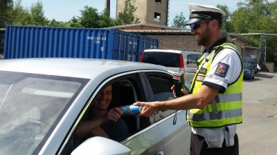 V Kladně se policisté zapojili do akce „Řídím, piju nealko pivo“