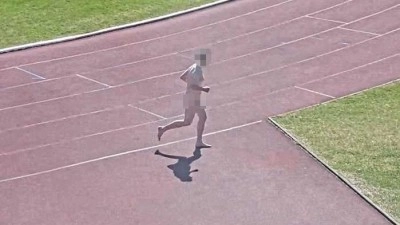 Naháč běhal v pátek po Sletišti. Chtěl propagovat nahotu