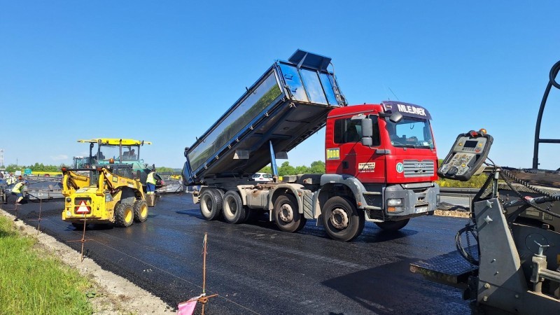 U Unhoště se finišuje s instalací váhy na dálnici