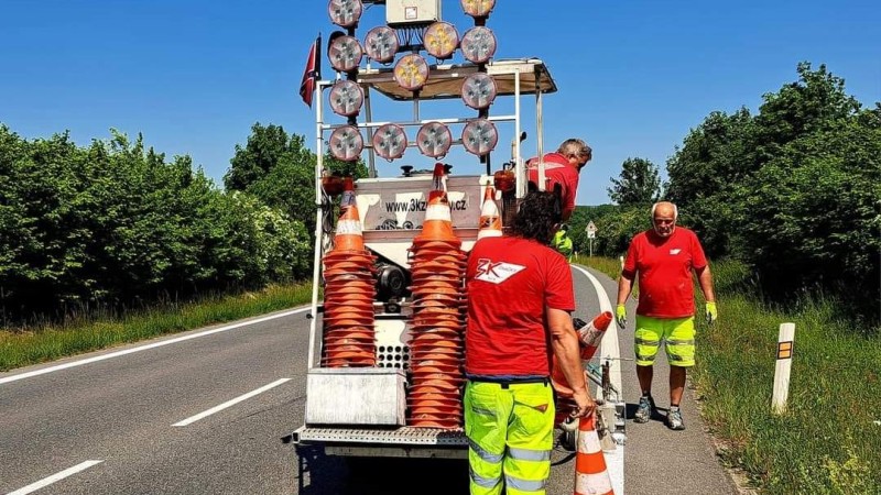 Na středočeských silnicích se opravuje značení. Dejte pozor na stroje