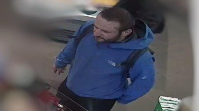 Poznáváte muže na fotografii? Je podezřelý ze zneužití platební karty a stochovští policisté po něm pátrají