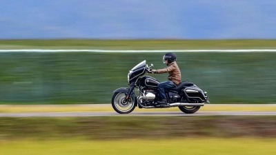 Motocyklista se zákazem řízení se projížděl večer po dálnici tam i zpět, vždy v protisměru. Policie by uvítala záznamy z palubních kamer či svědectví