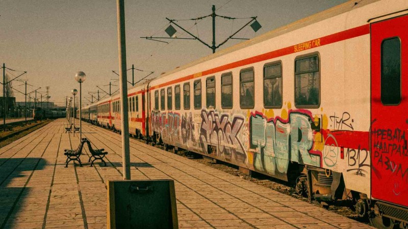 Mlad&iacute;ci chtěli na Ostrovci posprejovat vlak