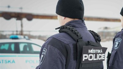 Městsk&aacute; policie pom&aacute;hala popadan&yacute;m chodcům v nesn&aacute;z&iacute;ch