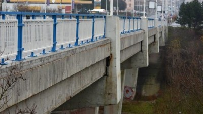 Kladenští strážníci zachránili ženu před skokem ze Sítenského mostu
