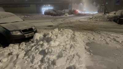 Krušné hory zasypal sníh, na Kladensku výstraha před náledím