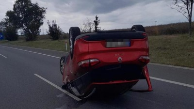 Auto na dálnici skončilo na střeše. Dálnice průjezdná jedním pruhem