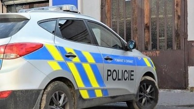 V Kladně se ze zaparkované dodávky ztratil motocykl za 170 tisíc, policie hledá svědky