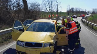 Nehoda u Velké Dobré. Hasiči museli jednoho účastníka vystříhávat